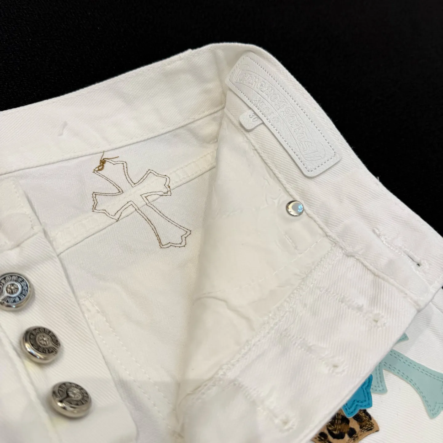 P250 Style number: D365 Chrome Hearts blue leopard print color-blocked leather jeans Size: 28-34 corresponding to S-XL Color: White Size: S-XL (corresponding to 28 30 32 34) 28 30 32 34 Size S M L XL Pants length 101 102 103 104 Hips 110 114 118 122 Waist circumference 86 90 94 98 (There is an error of 1~3cm due to manual measurement)